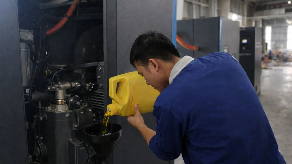 Kỹ thuật thay lọc tách dầu máy nén khí tại hệ thống khí nén công nghiệp